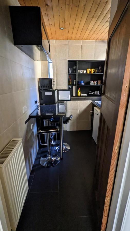 Appartement Quiet Comfortable Patcham Studio Free Parking Hallway Shared With Host à Hove Extérieur photo